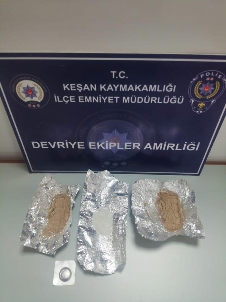 Keşan&rsquo;da uyuşturucu ve ruhsatsız tabanca ele ge&ccedil;irildi
