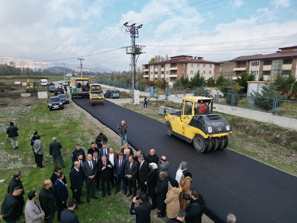 Çorum Belediyesi, ilçelere verdiği asfalt sözünü yerine getirdi