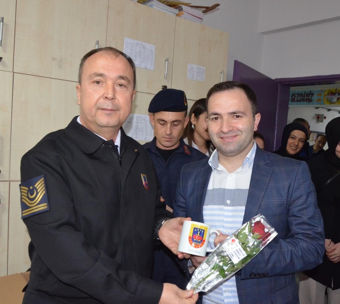 Esenköy’de jandarmadan Öğretmenler Günü jesti