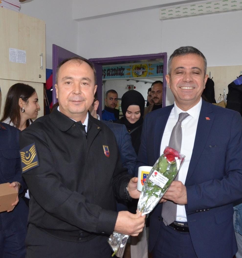 Esenk&ouml;y&rsquo;de jandarmadan &Ouml;ğretmenler G&uuml;n&uuml; jesti
