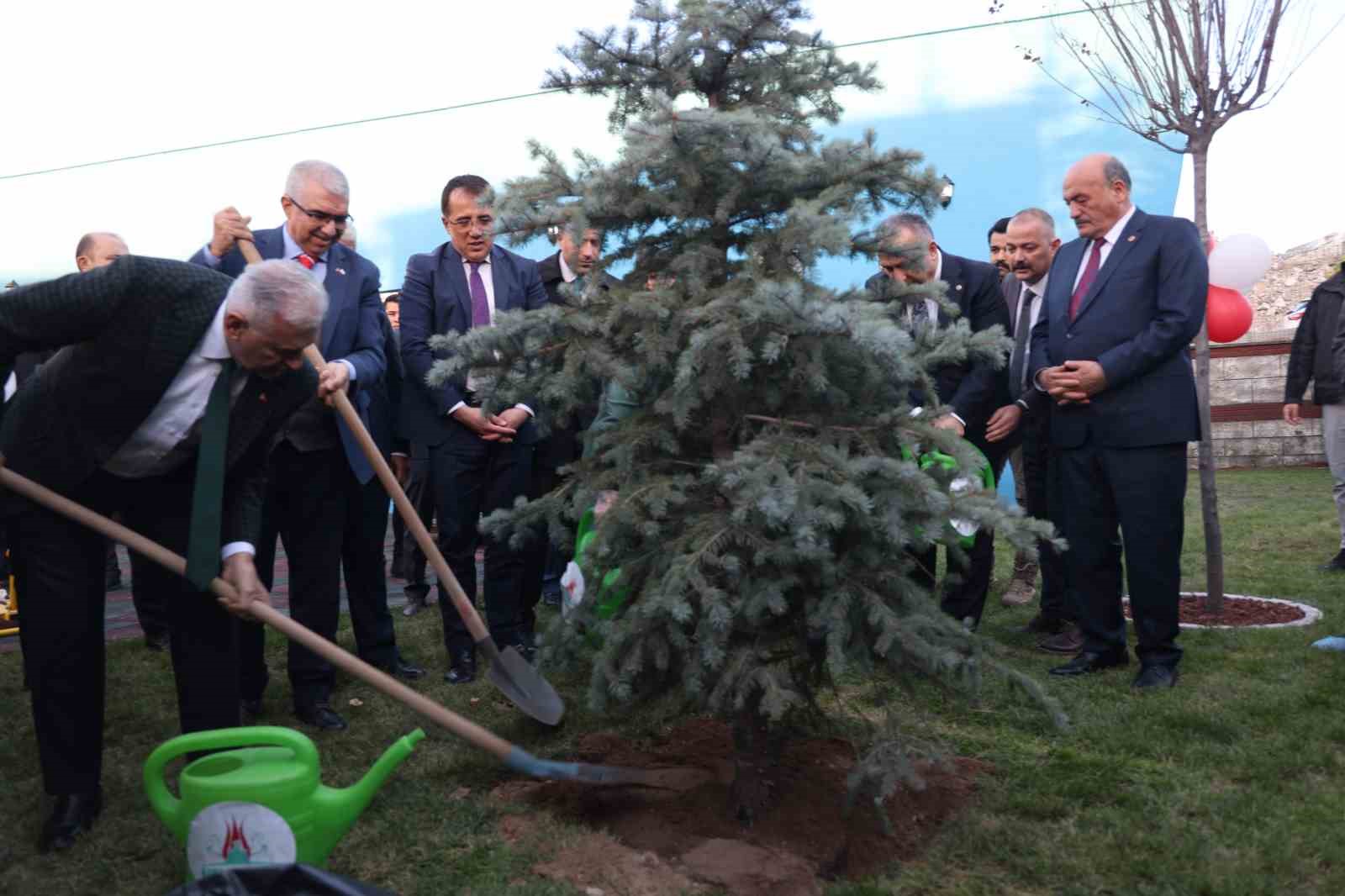 Binali Yıldırım: "D&uuml;nya, Gazze&rsquo;de yaşanan etnik temizlik karşısında susuyor&rdquo;
