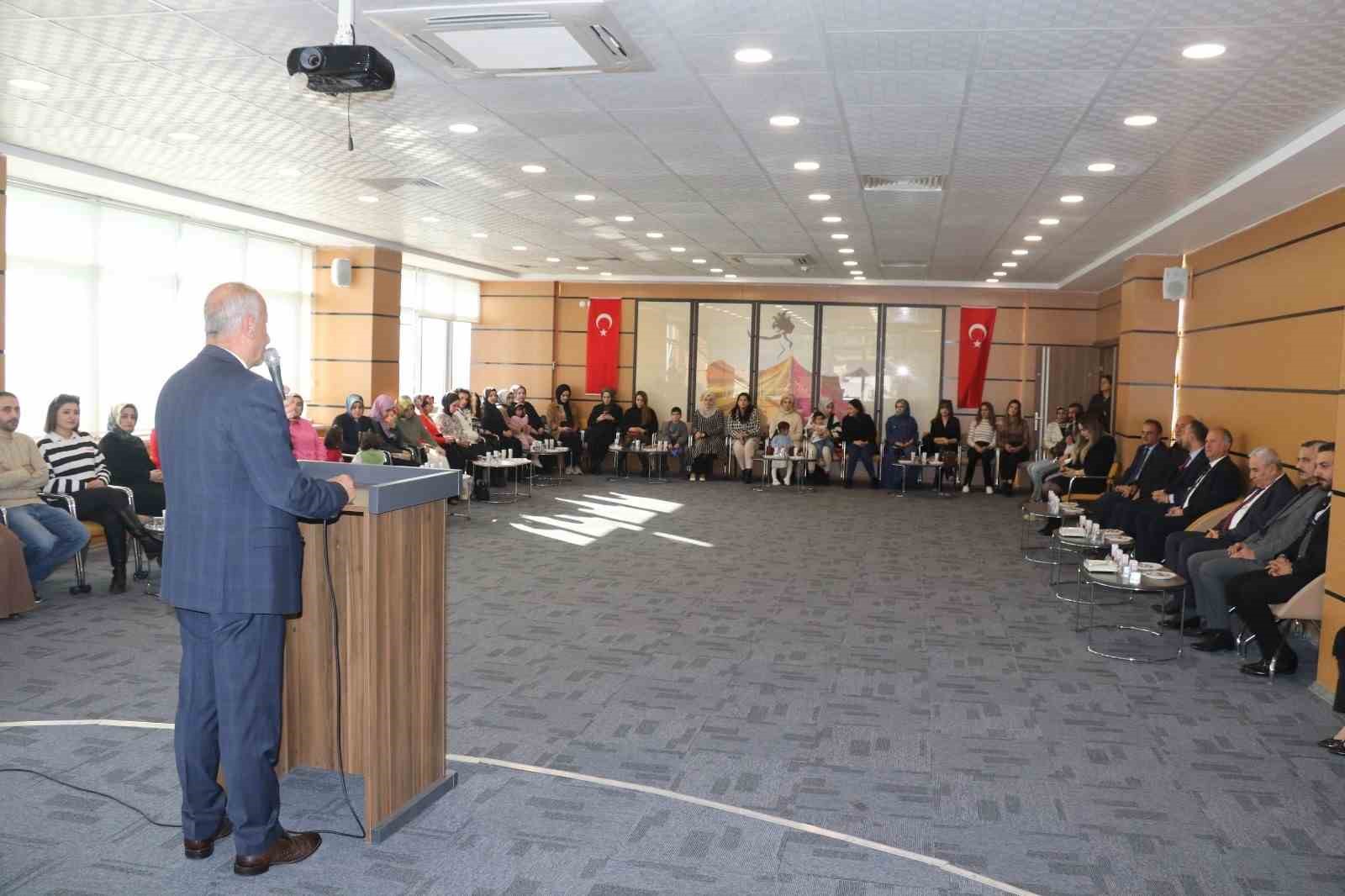 Siirt Belediyesi Kadın Yaşam Merkezi’nde Öğretmenler Günü kutlandı
