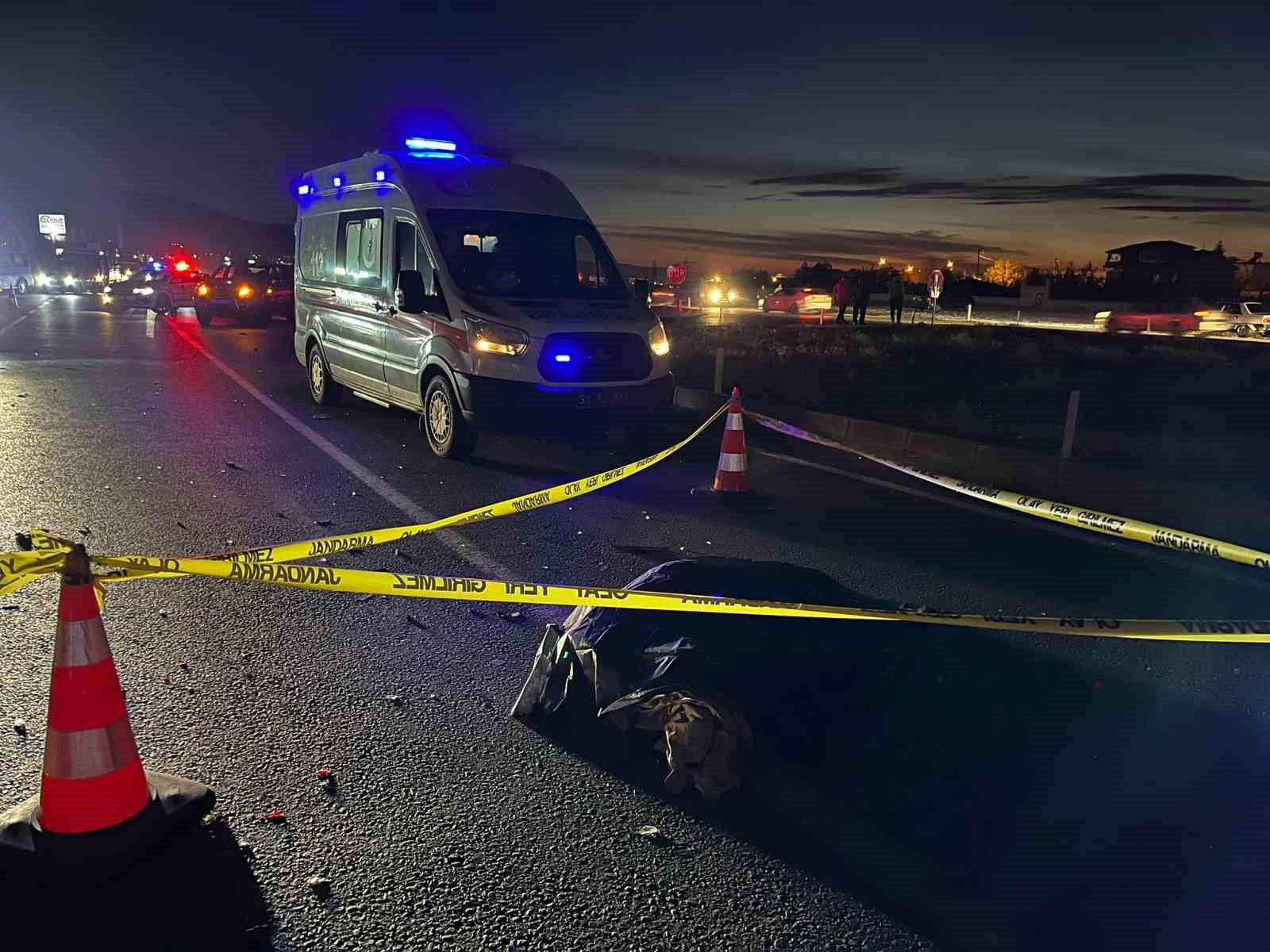 Niğde&rsquo;de motosikletle otomobil &ccedil;arpıştı: 1 &ouml;l&uuml;, 1 yaralı
