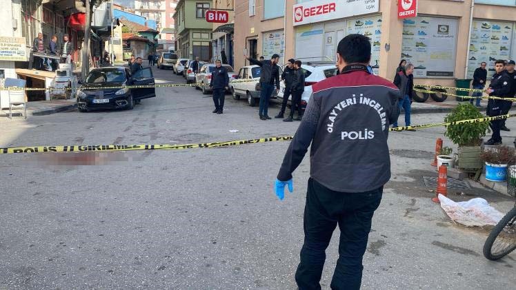 Uşak&rsquo;ta esnaflar arasında bı&ccedil;aklı kavga: 1 yaralı
