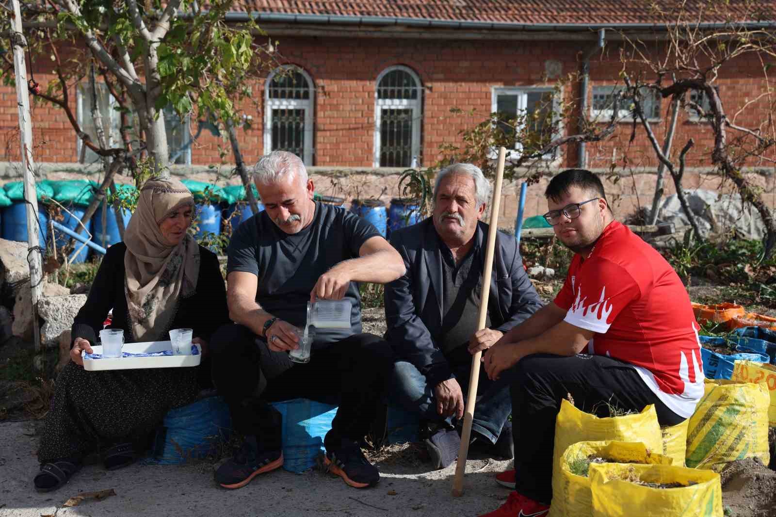 Tarkan &ouml;ğretmenin k&uuml;rek sapıyla &ccedil;alıştırdığı Ramazan ciritte d&uuml;nya 2.&rsquo;si oldu
