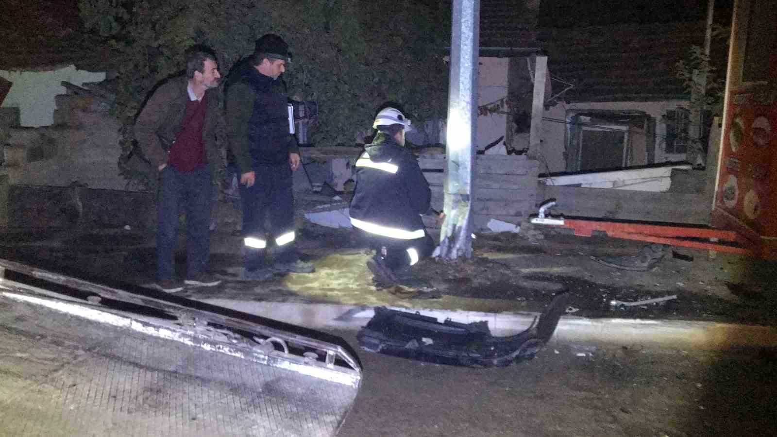 Edirne&rsquo;de otomobil aydınlatma direğine &ccedil;arptı: 2 yaralı
