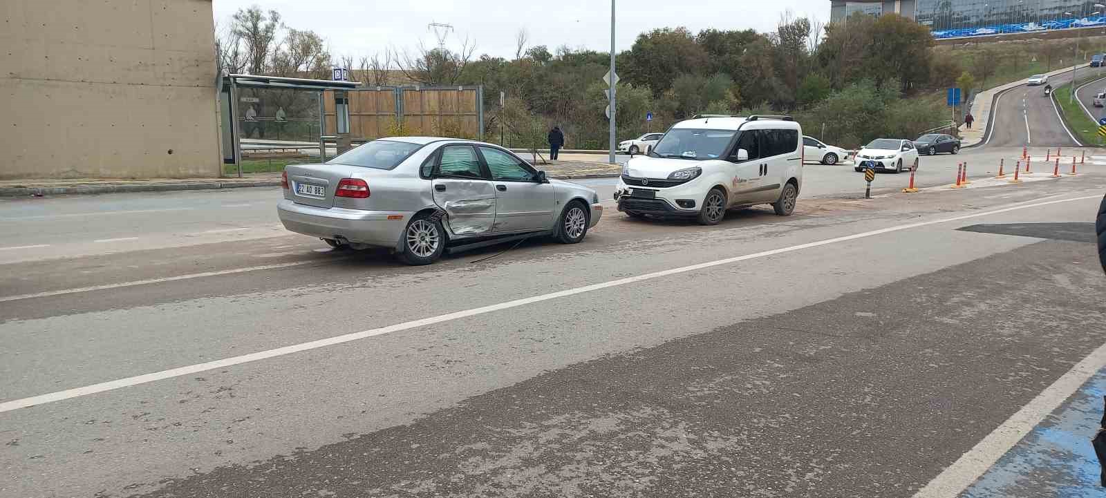 Plakası &ccedil;arptığı otomobilin arka tekerleğinde takılı kaldı
