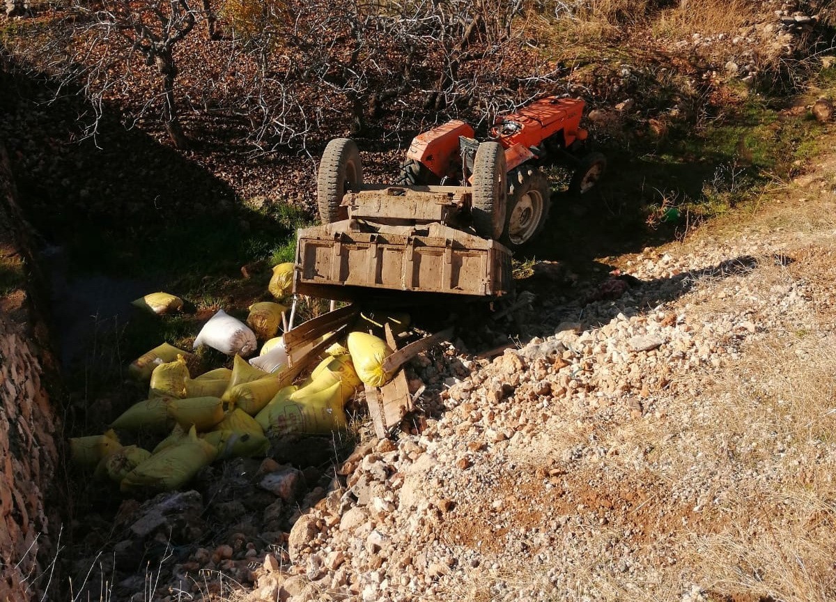 Şarampole devrilen traktör sürücüsü yaralandı