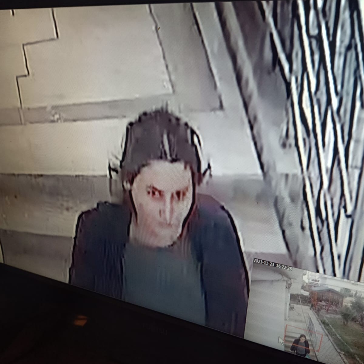 Mardin&rsquo;de ayakkabı hırsızlığı g&uuml;venlik kamerasına yansıdı
