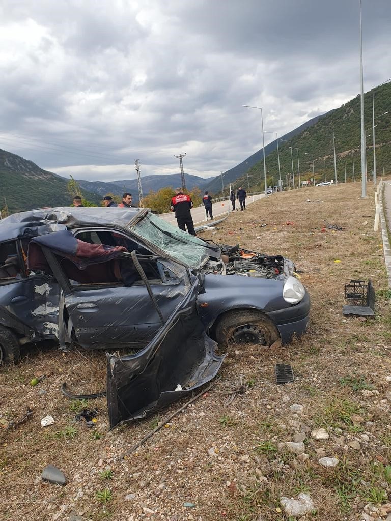 Amasya’da otomobil refüjdeki aydınlatma direğine çarptı: 3 yaralı