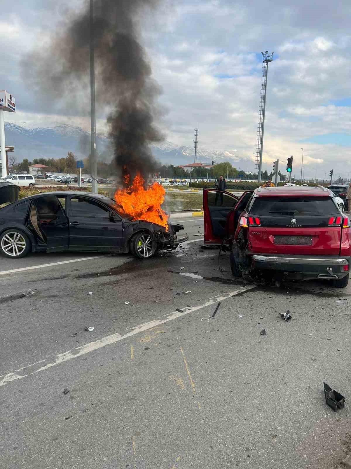 Erzincan&rsquo;da zincirleme trafik kazası: 6 yaralı
