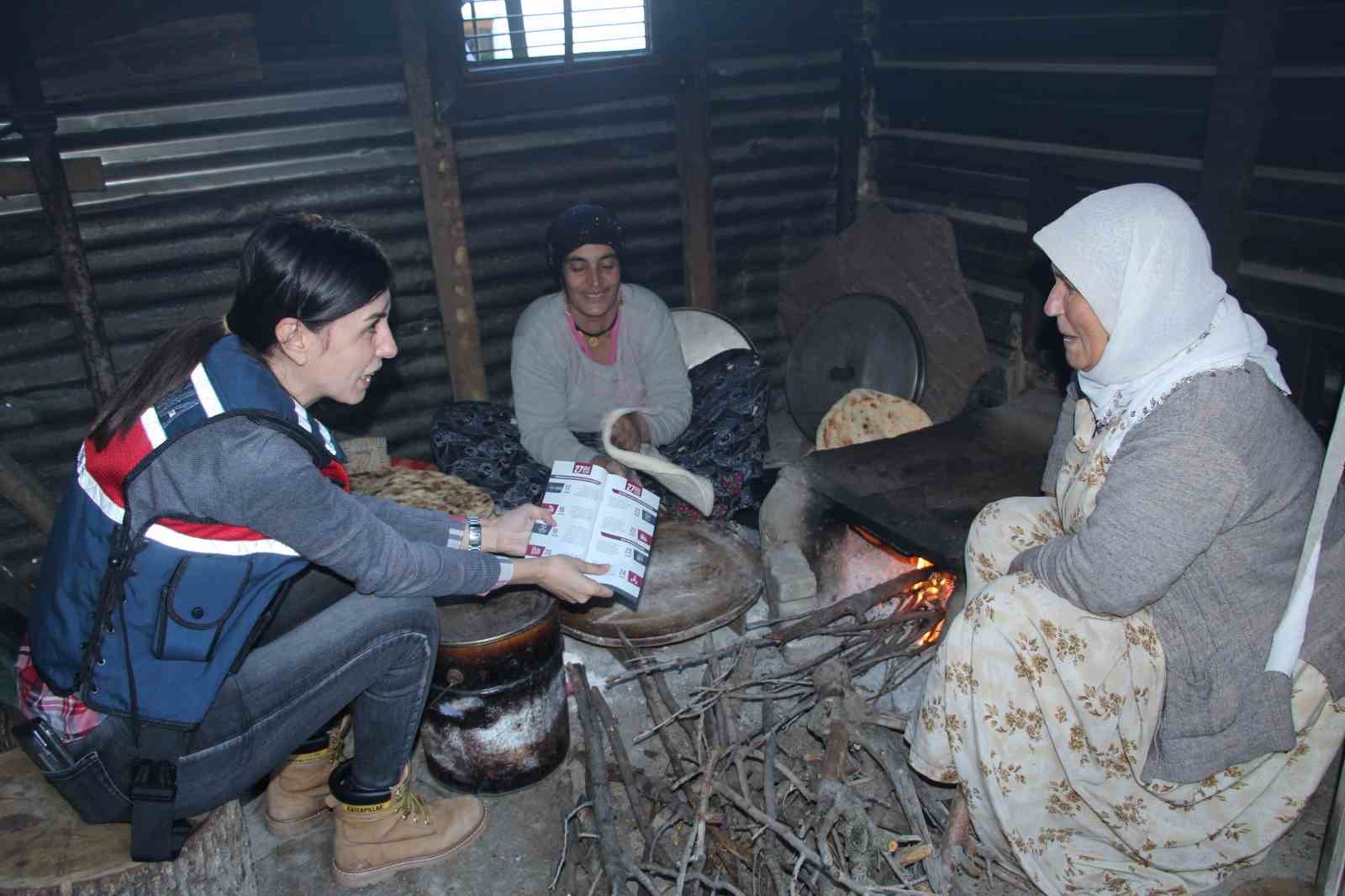 Kadın komutanlar k&ouml;ylerde KADES&rsquo;i tanıtıyor
