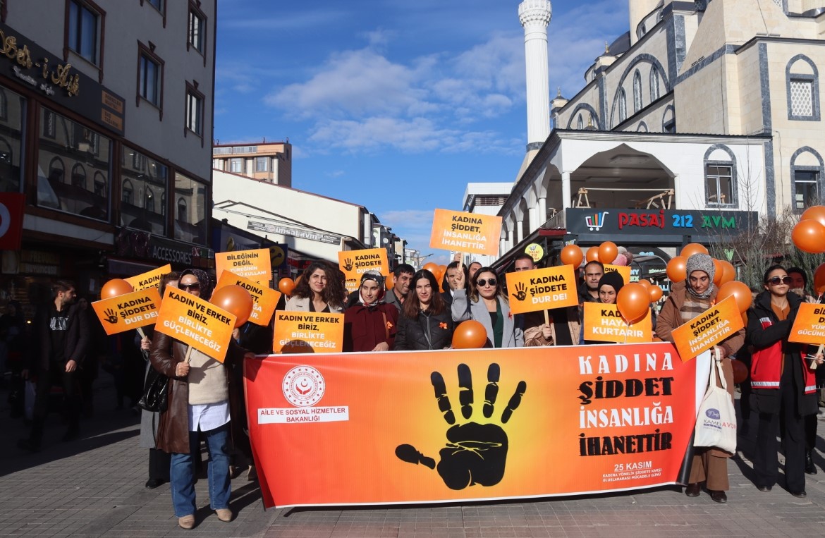 Ağrı’da kadına şiddetle mücadele yürüyüşü