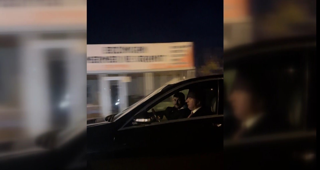 Vali Aydoğdu otobüs bekleyen üniversitelileri makam aracına aldı