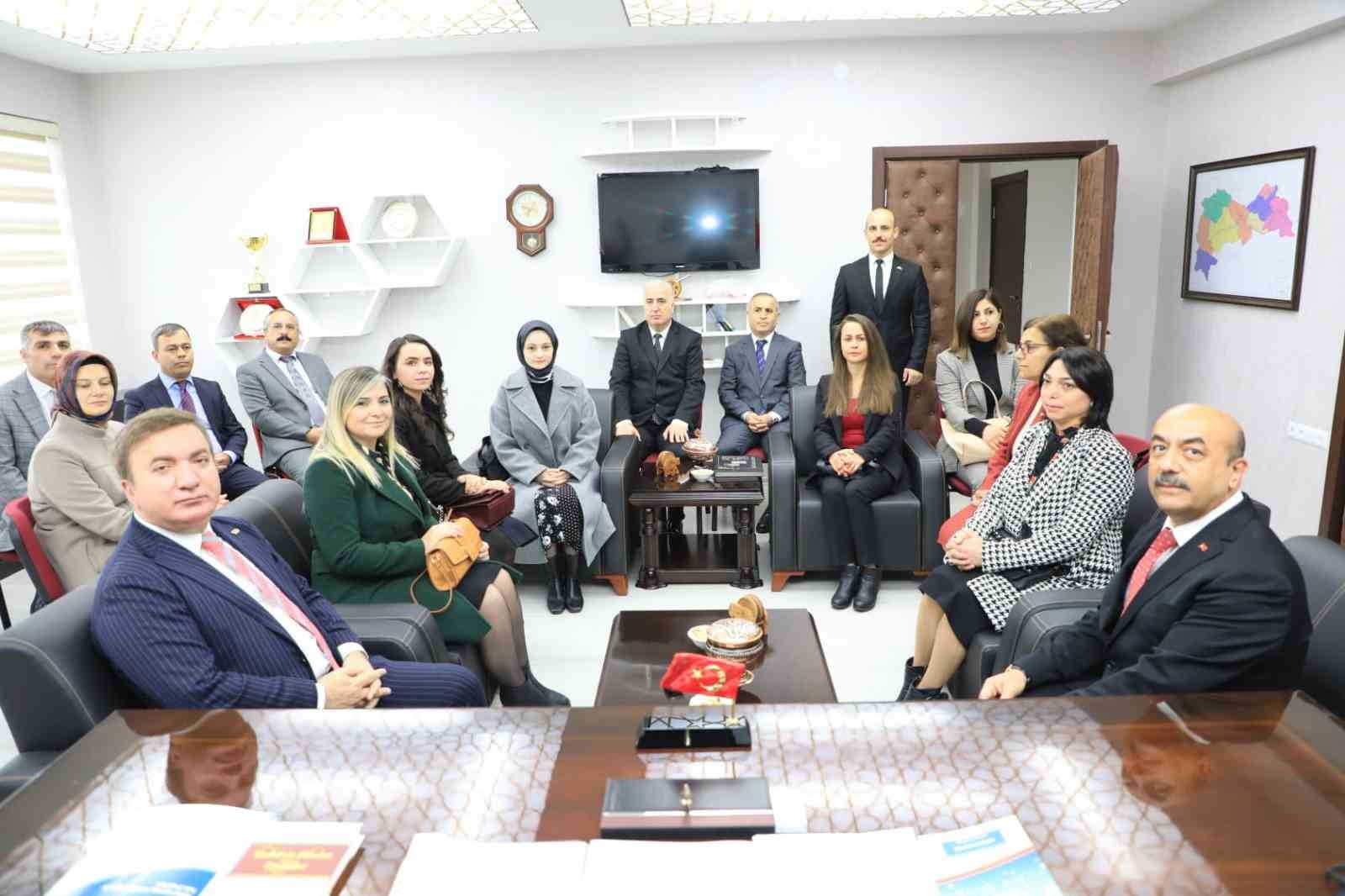 Vali Aydoğdu öğretmenleri ziyaret etti
