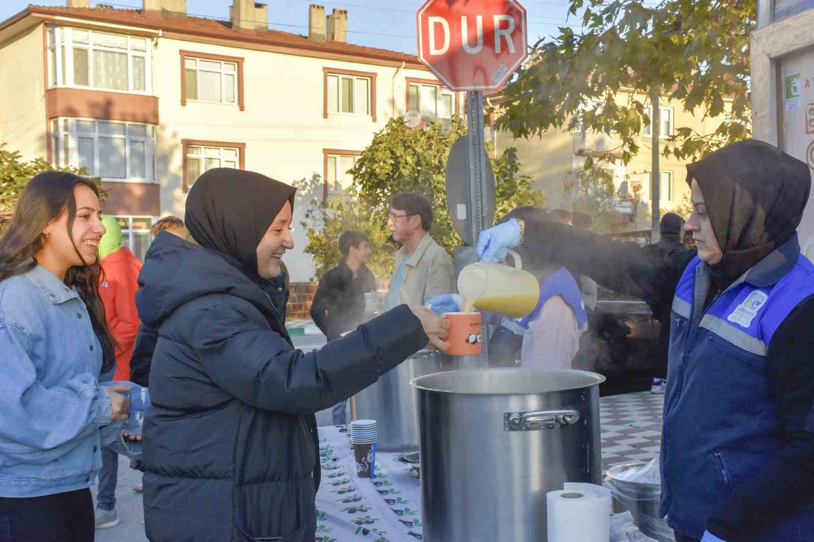 Bardağınla gel, çorba bedava