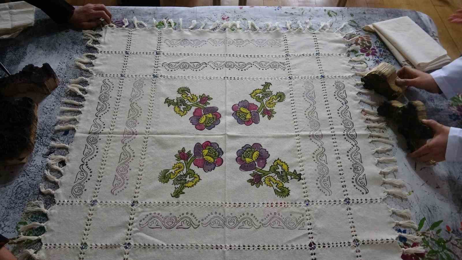 Tek tek elleriyle oyuyorlar, 750 yıllık k&uuml;lt&uuml;r&uuml; yaşatıyorlar
