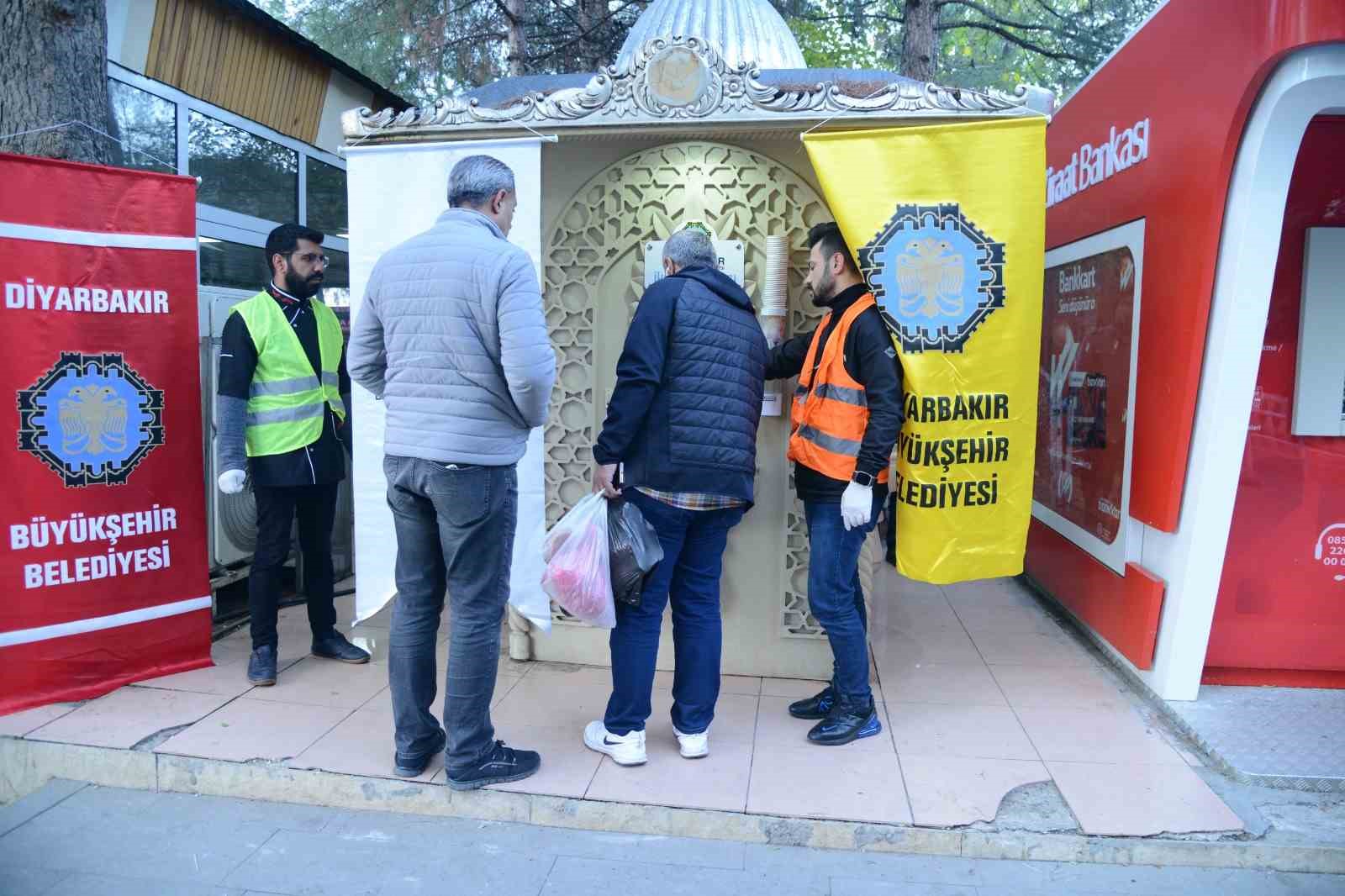Diyarbakır&rsquo;da ikram &ccedil;eşmesinden sıcak &ccedil;orba akmaya başladı
