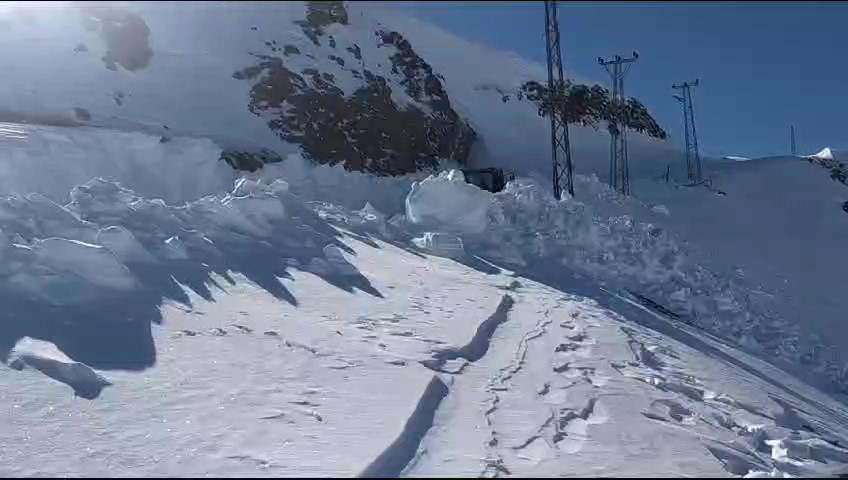 Y&uuml;ksekova&rsquo;da 4 metreyi bulan kar t&uuml;nelleri
