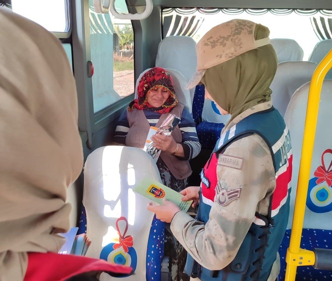 Nusaybin&rsquo;de jandarma ekipleri kadınlara karanfil verdi, KADES&rsquo;i tanıttı
