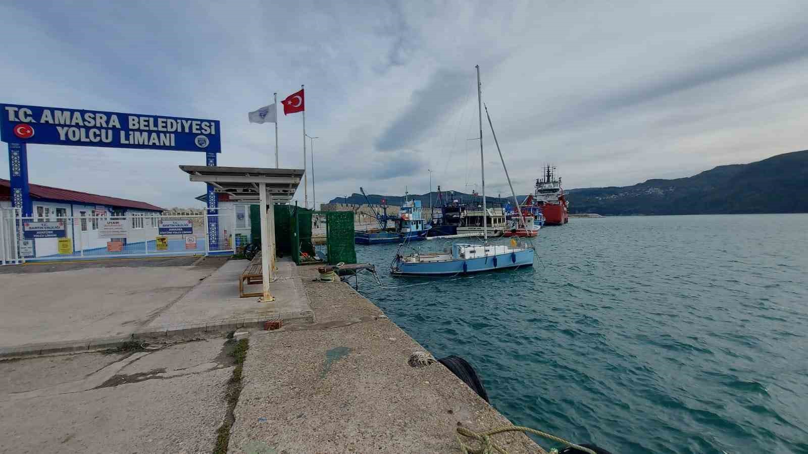 Karadeniz’de petrol aramada görevli tekneler Amasra Limanı’na sığındı
