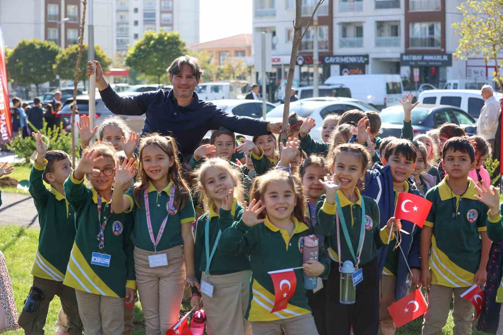 Fidanlar bu kez şehit &ouml;ğretmenler anısına toprakla buluştu
