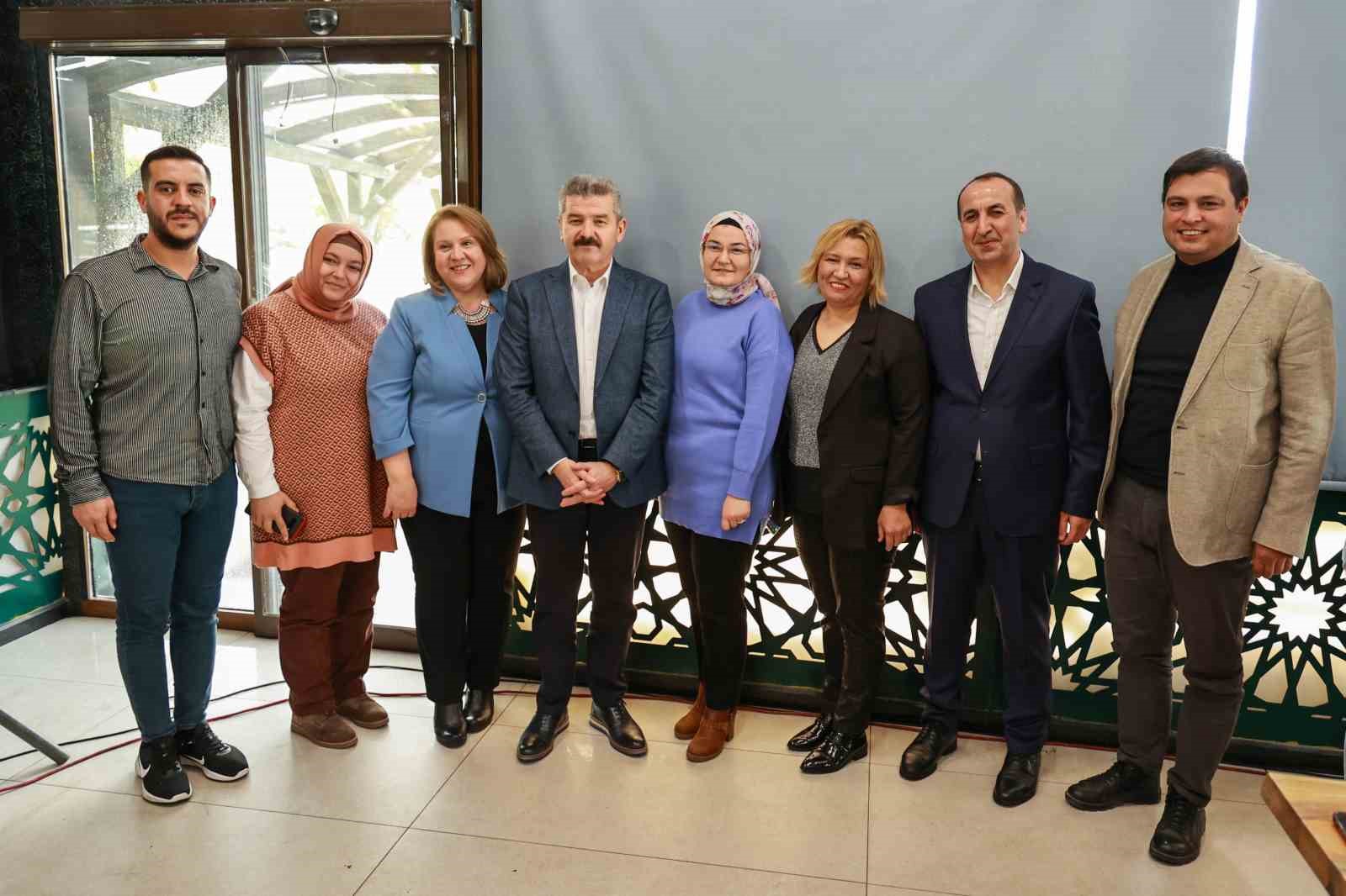 Vali Erg&uuml;n &ouml;ğretmenleri ağırladı
