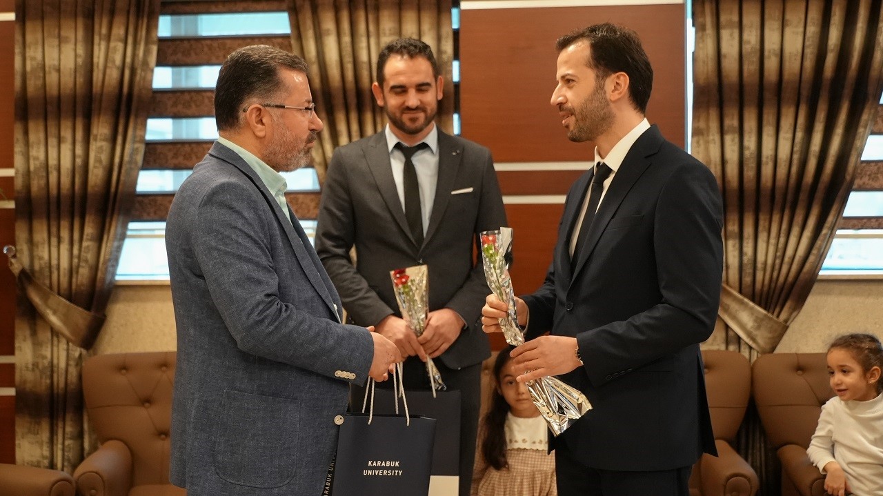 Anaokulu &ouml;ğrencileri Rekt&ouml;r Kırışık&rsquo;ın &Ouml;ğretmenler G&uuml;n&uuml;&rsquo;n&uuml; kutladı
