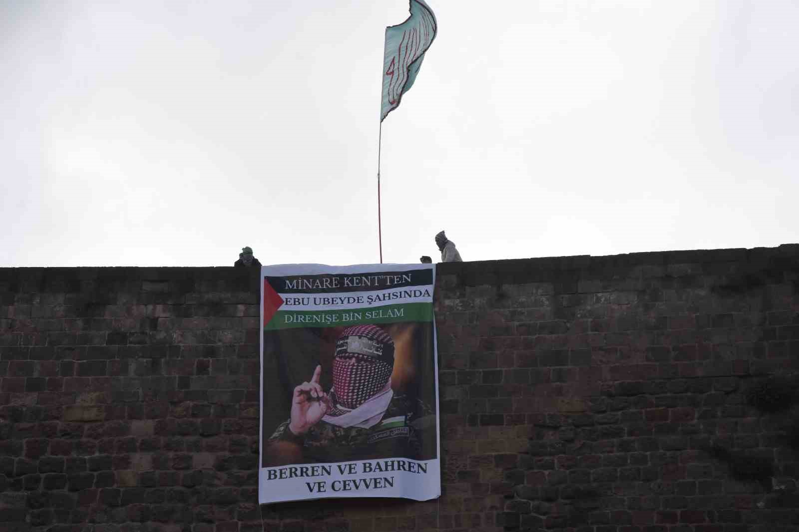 Bitlis Kalesi&rsquo;ne Kassam Tugayları S&ouml;zc&uuml;s&uuml; Ebu Ubeyde&rsquo;nin posteri asıldı
