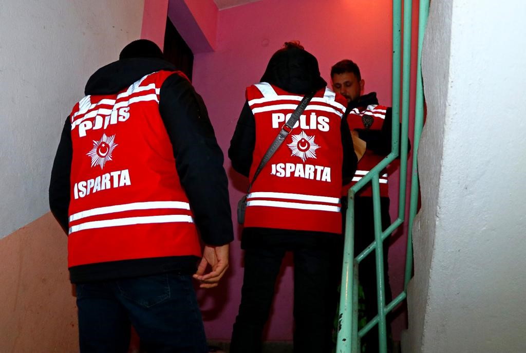 Isparta&rsquo;da &ccedil;eşitli su&ccedil;lardan araması bulunan 13 şahıs yakalandı
