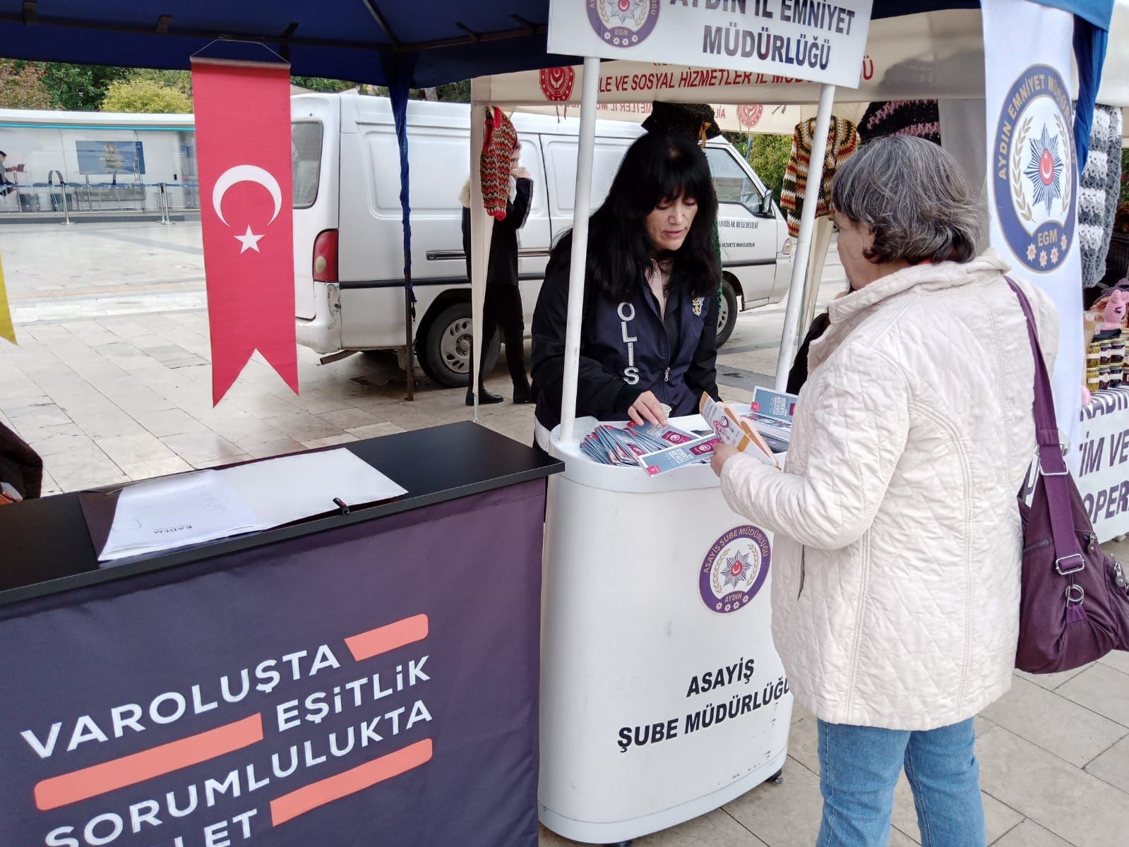 Aydınlı vatandaşlar kadına şiddete karşı bilgilendirildi
