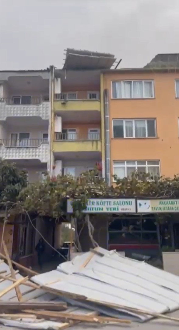Yalova&rsquo;da şiddetli r&uuml;zgarda &ccedil;atı u&ccedil;tu: 2 yaralı
