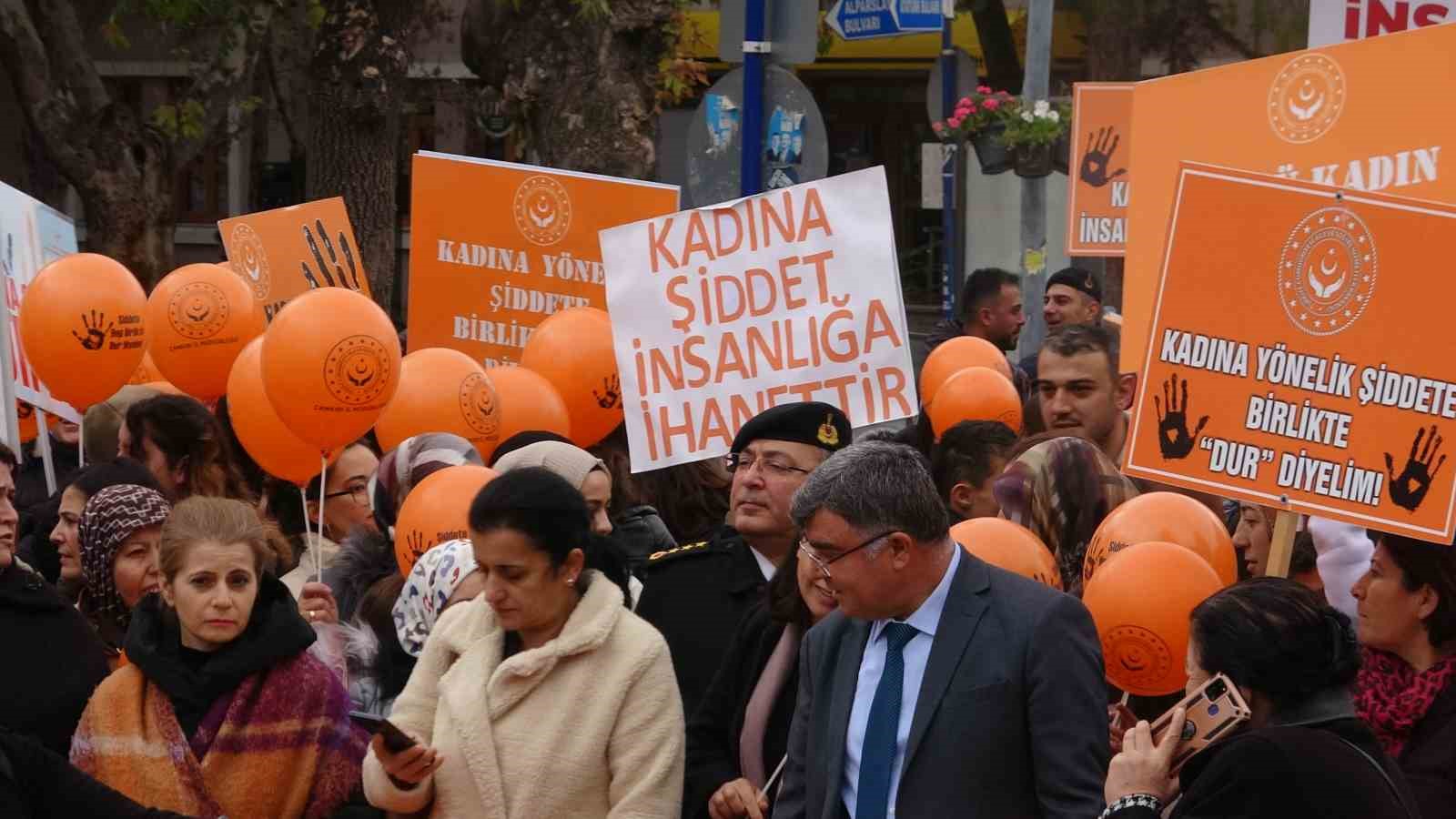 Çankırı’da yüzlerce vatandaş kadına yönelik şiddete ’dur’ demek için yürüdü