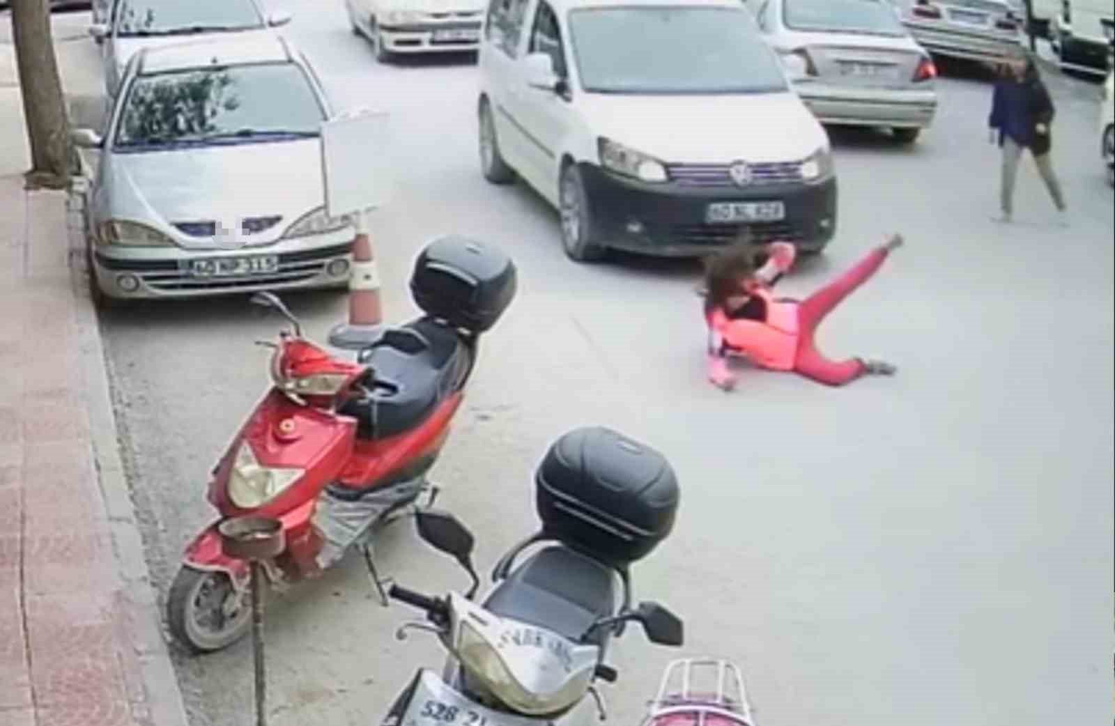 Karşıdan karşıya ge&ccedil;erken &ouml;l&uuml;mden d&ouml;nd&uuml;, o anlar kamerada
