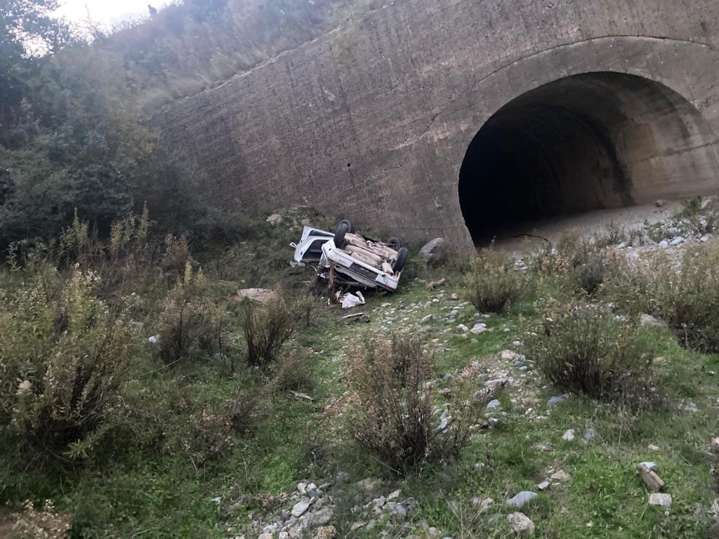 Osmaniye&rsquo;de otomobil dere yatağına d&uuml;şt&uuml;: 1 &ouml;l&uuml;, 3 yaralı 