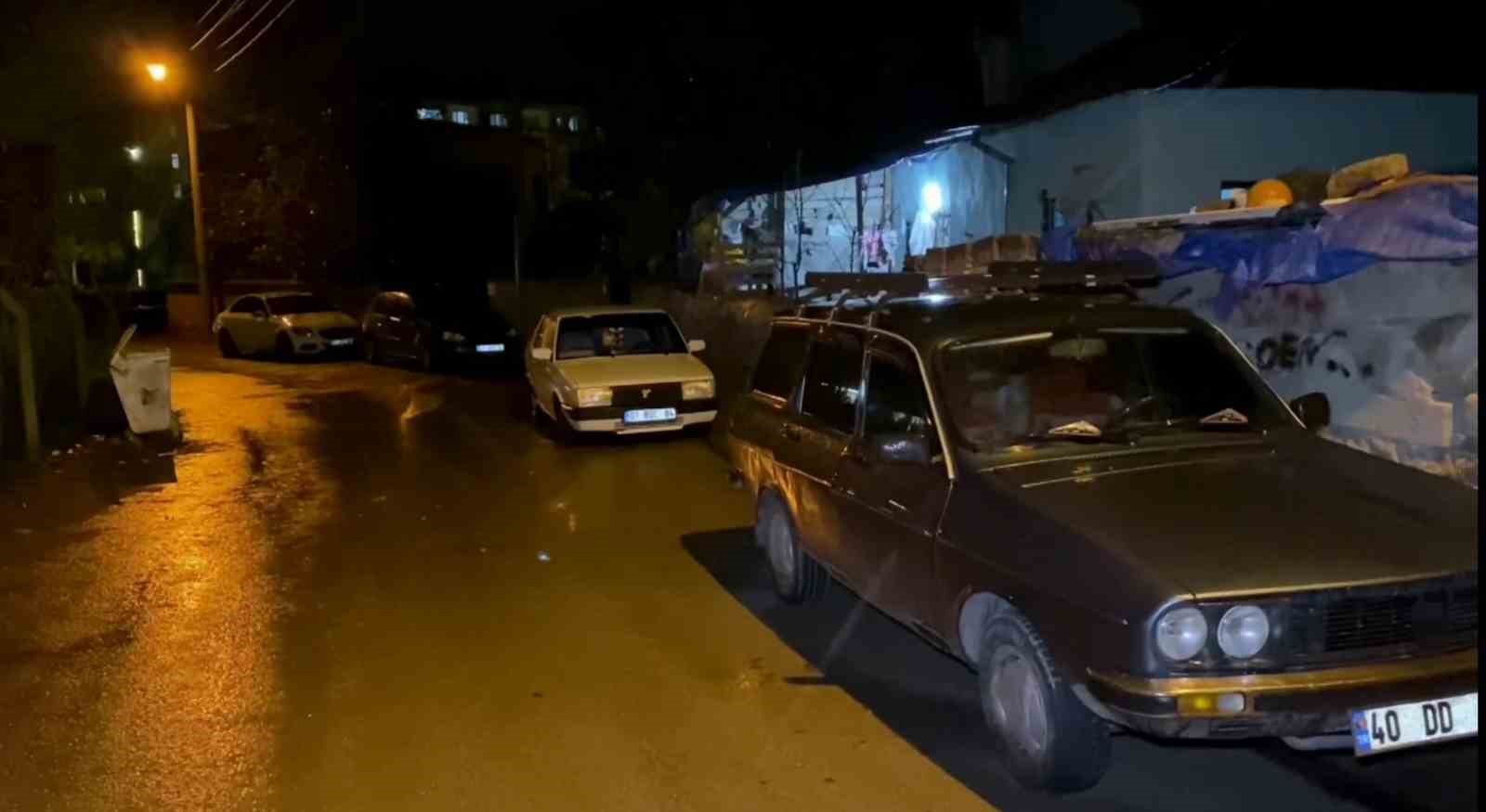 Motosikletle geldiler, eve ateş a&ccedil;ıp ka&ccedil;arken bek&ccedil;ilere yakalandılar
