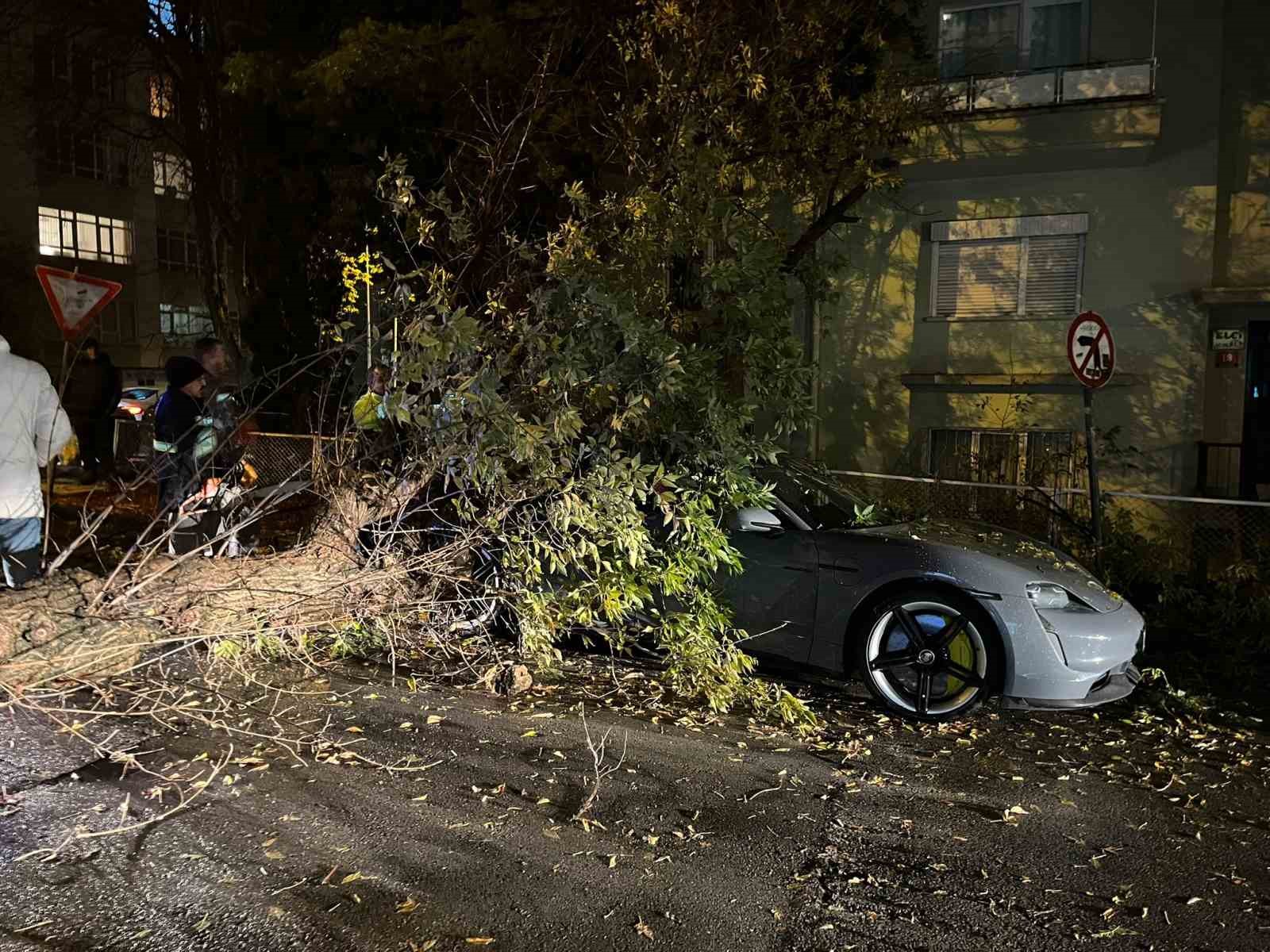 Ankara&rsquo;da şiddetli r&uuml;zgarda kırılan ağa&ccedil; dalı l&uuml;ks otomobilin &uuml;zerine d&uuml;şt&uuml; 