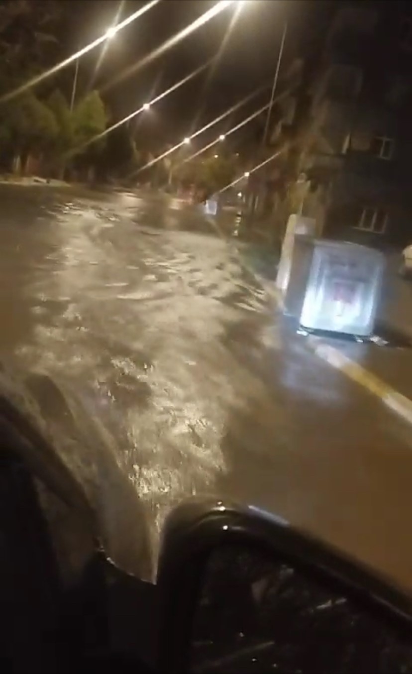 Uzunk&ouml;pr&uuml;&rsquo;de yağış yolları g&ouml;le &ccedil;evirdi, bir ara&ccedil; suya g&ouml;m&uuml;ld&uuml;
