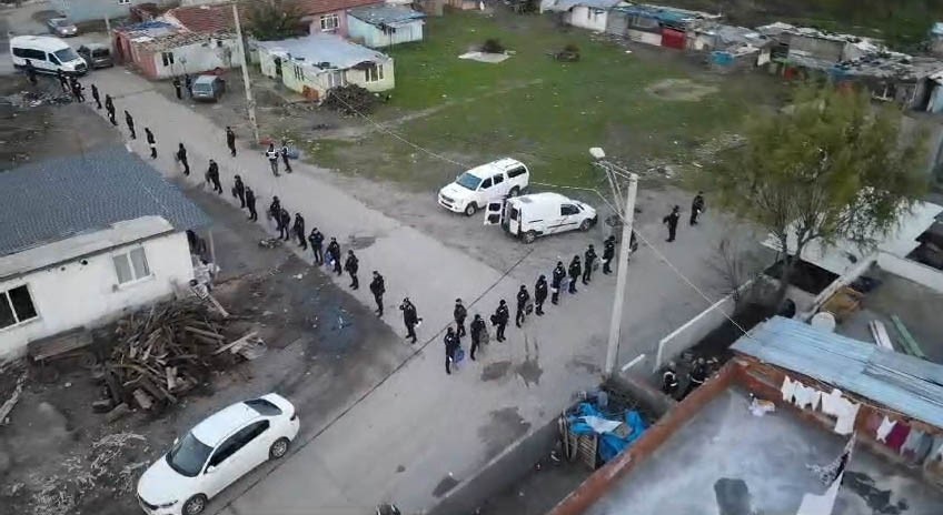 Bursa&rsquo;da helikopter destekli operasyonda 98 kişi tutuklandı
