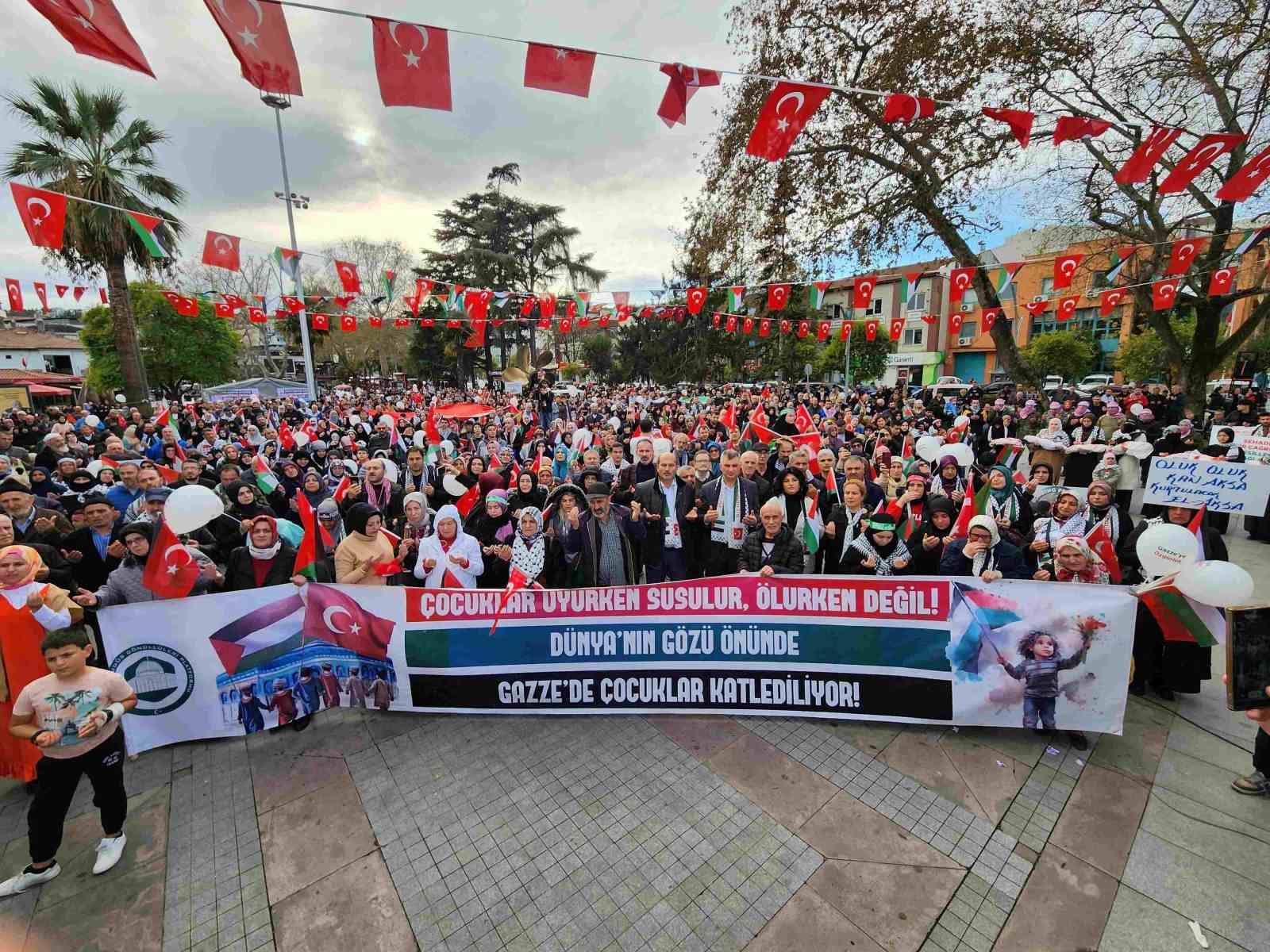 G&ouml;lc&uuml;k&rsquo;te binlerce kişi Filistin i&ccedil;in y&uuml;r&uuml;d&uuml;
