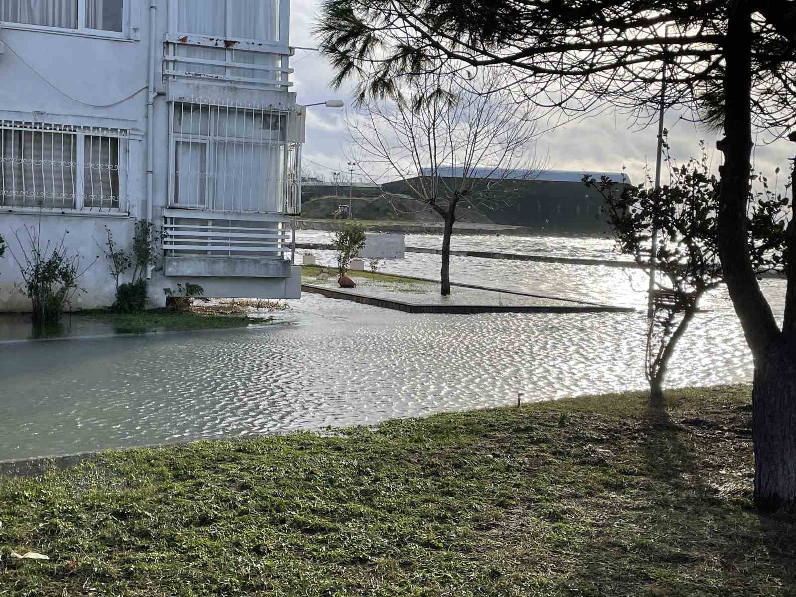 K&uuml;&ccedil;&uuml;k&ccedil;ekmece G&ouml;l&uuml;&rsquo;nde su seviyesi y&uuml;kseldi
