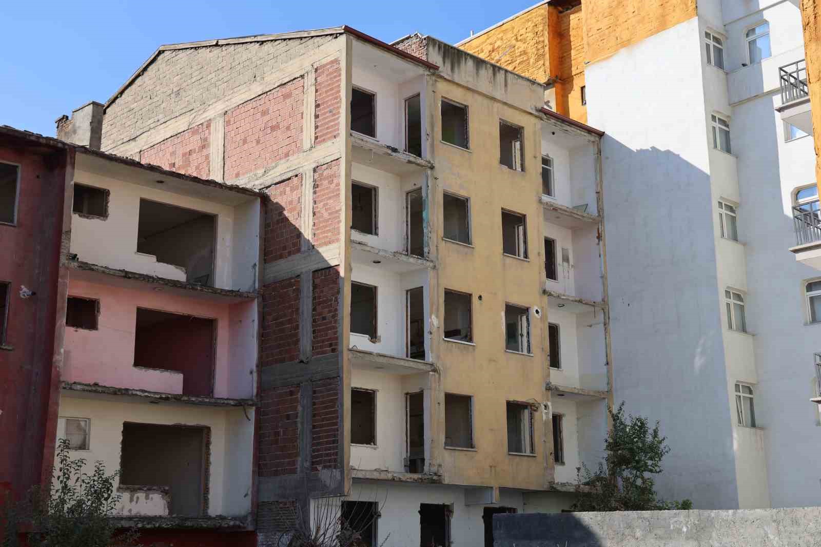 Elazda ar hasarl yaplar, vatandalarn korkulu ryas haline geldi

