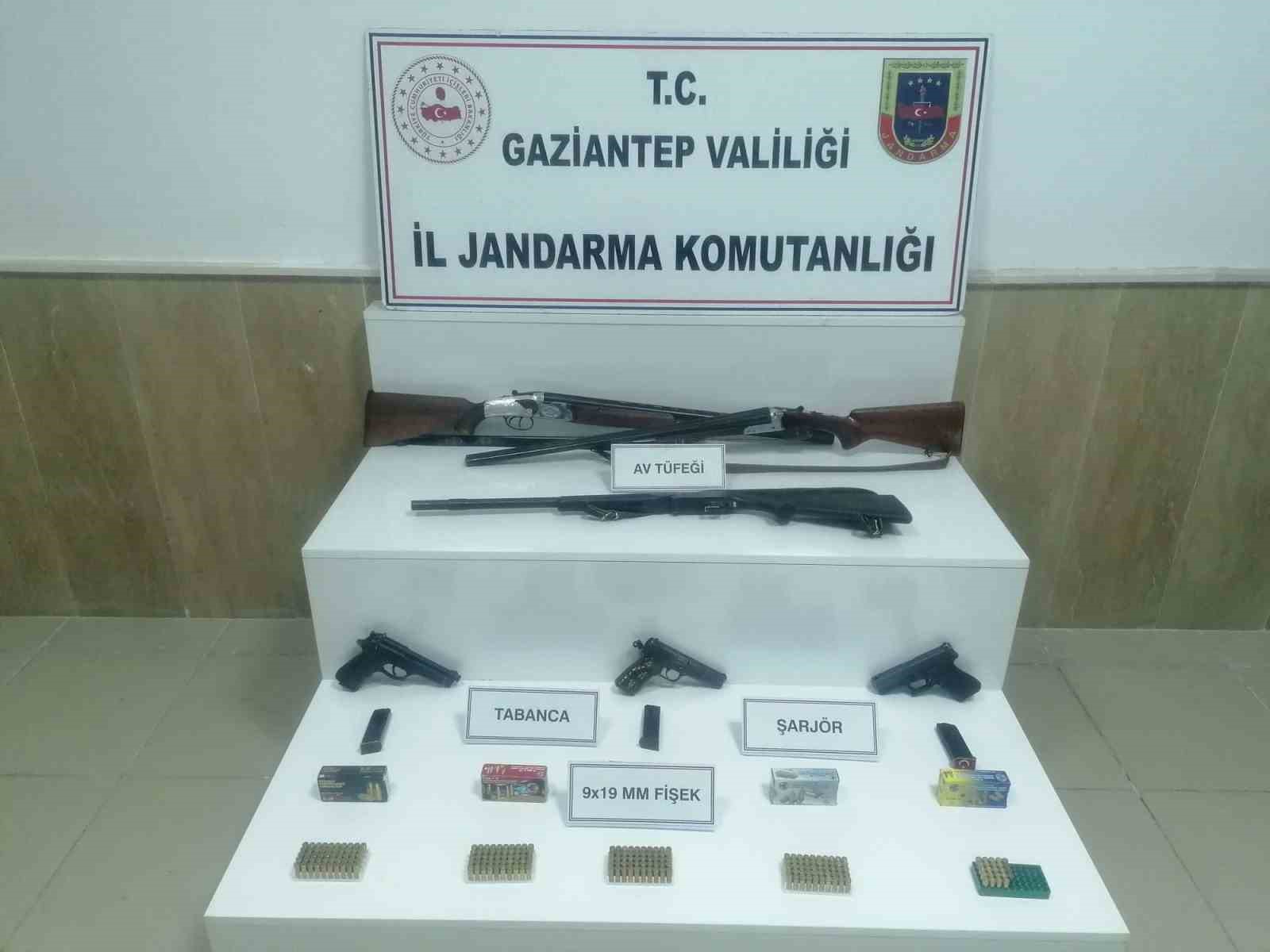 Gaziantep’te kaçak 5 tabanca ile 3 av tüfeği ele geçirildi