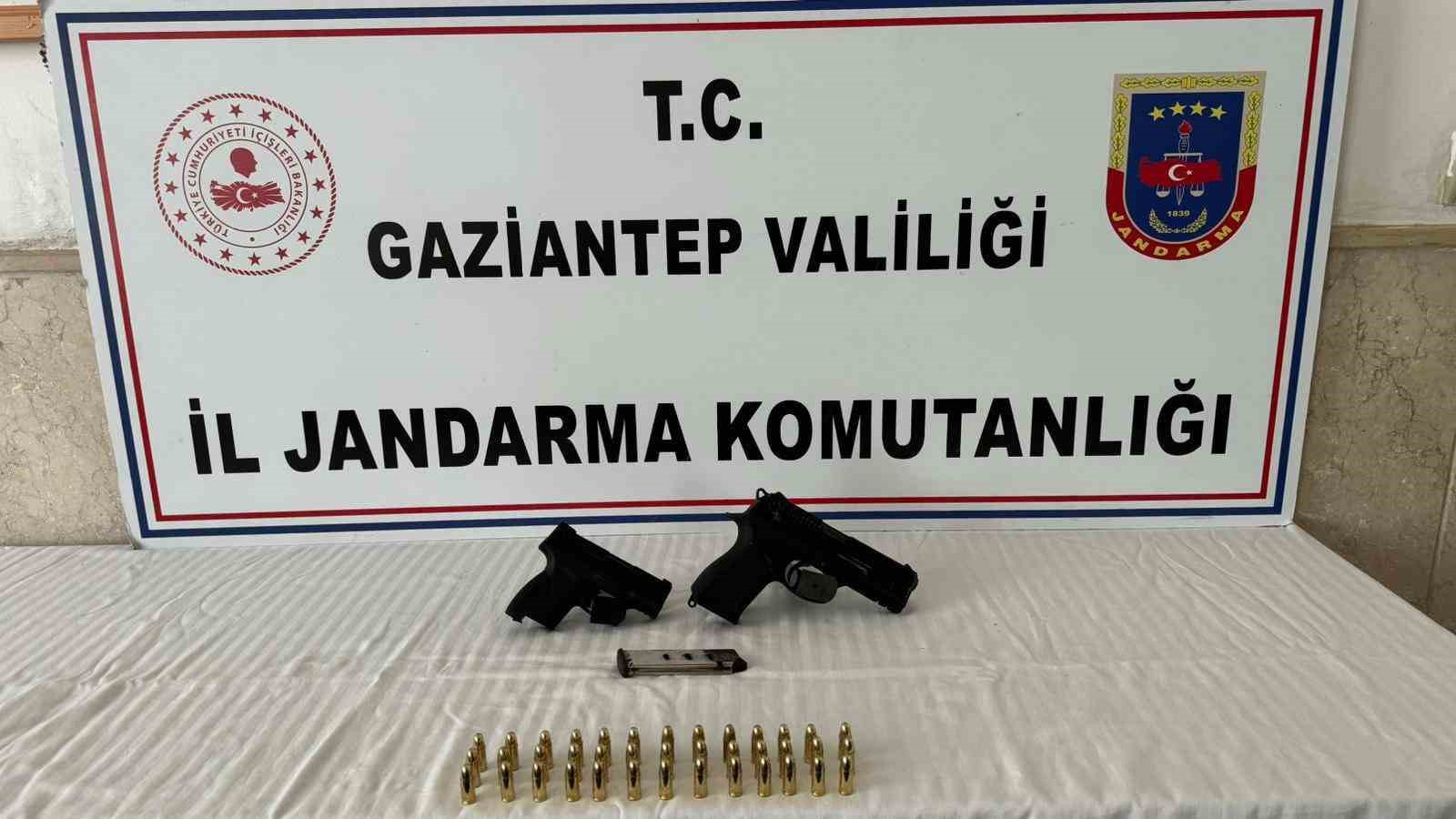 Gaziantep’te kaçak 5 tabanca ile 3 av tüfeği ele geçirildi
