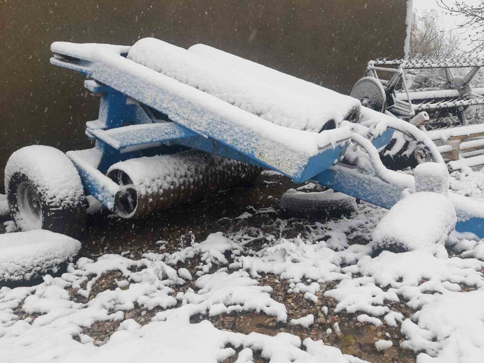 Kar, Balkanlar&rsquo;dan Edirne&rsquo;ye giriş yaptı: Sınır k&ouml;yleri beyaza b&uuml;r&uuml;nd&uuml;
