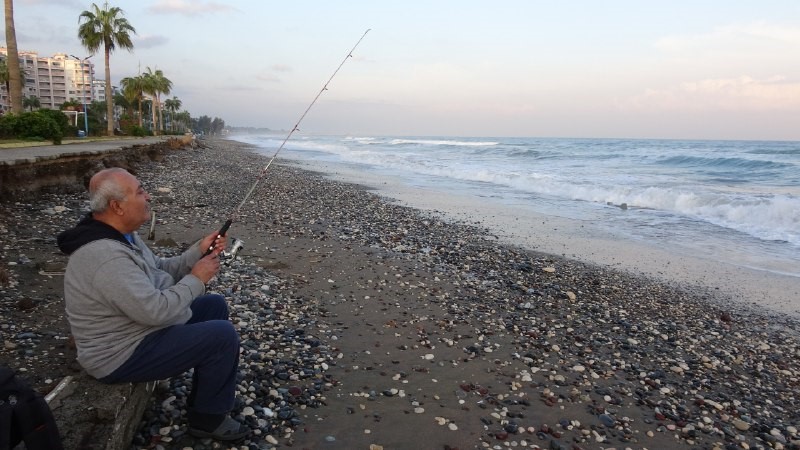 Akdeniz&rsquo;de fırtına dev dalgalara neden oldu
