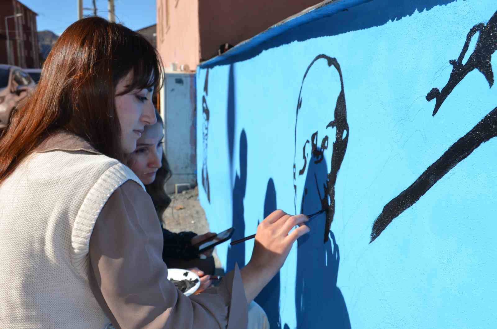 Beyt&uuml;şşebap&rsquo;ta &ouml;ğretmenler &ccedil;izdikleri resimlerle sokakları renklendiriyor
