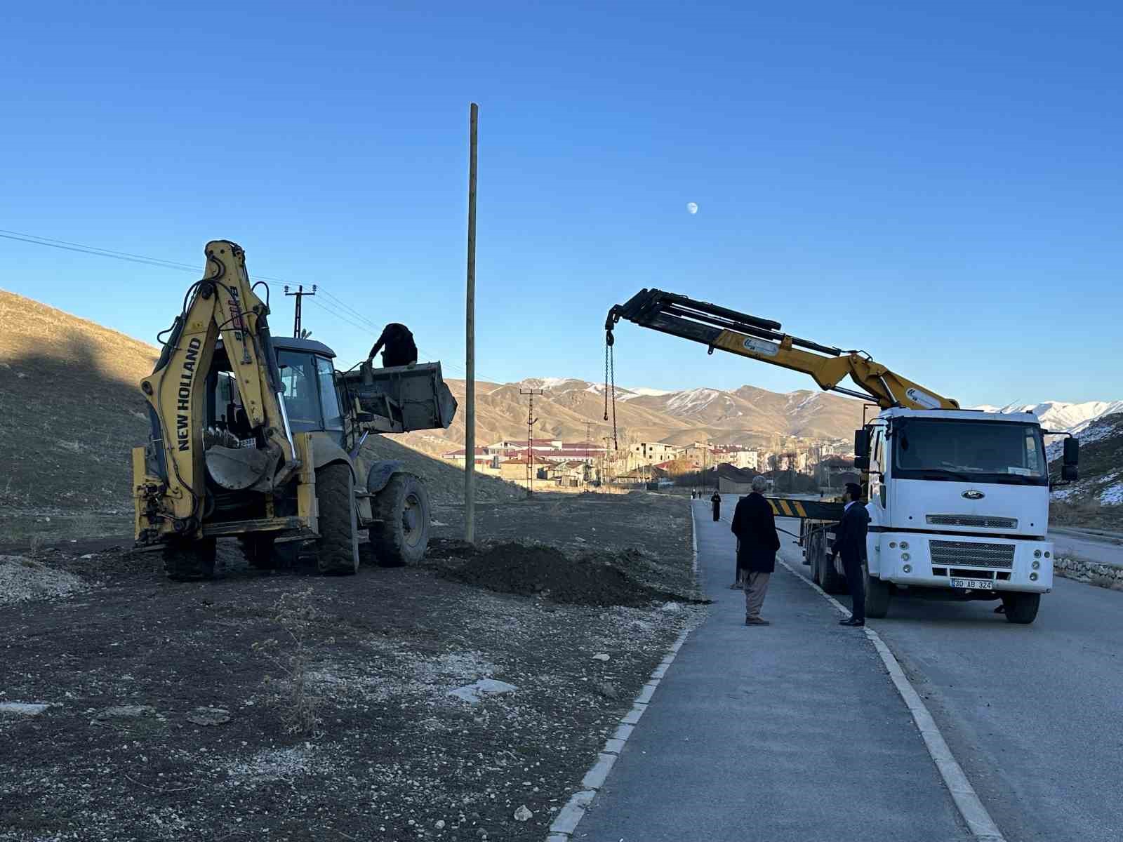 Yüksekova’daki TOKİ yolu aydınlatılıyor