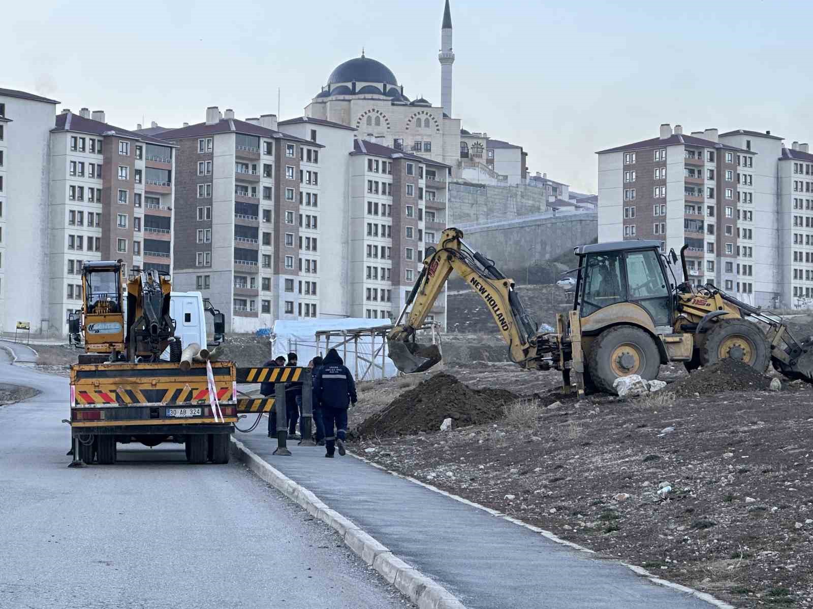 Y&uuml;ksekova&rsquo;daki TOKİ yolu aydınlatılıyor
