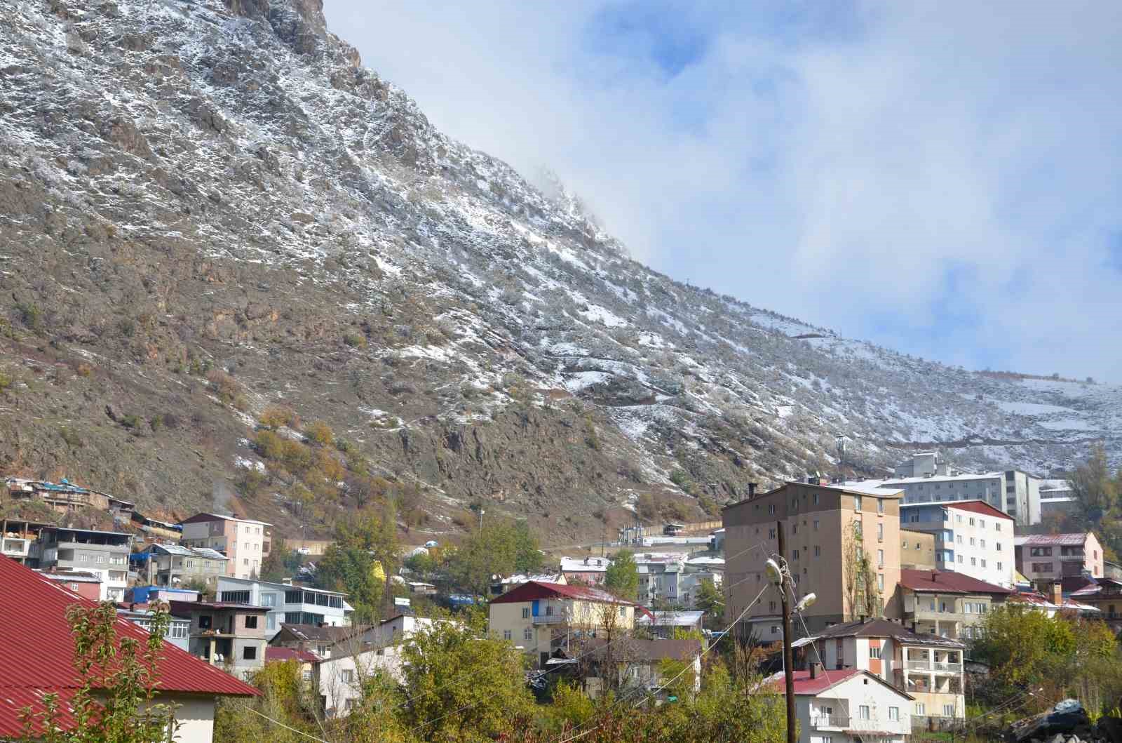 Beyt&uuml;şşebap&rsquo;ta karlı dağlar kartpostallık manzara oluşturdu
